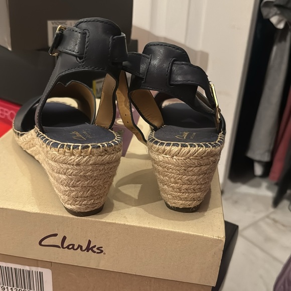 Clarks artesian collection navy blue sandals, 8.5 brand new inbox - Picture 3 of 4